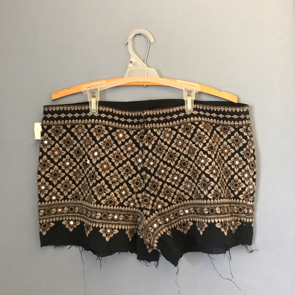 Deco Detailed Short Shorts